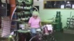 Бабушка сбацала на барабанах