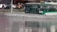Автобус &quot;нырнул&quot; в воду после ливня в Астане