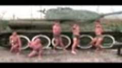 Гей танцы кадетов Новороссийска на музейном танке времен ВОВ