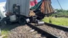 Последствия столкновения поезда с грузовиком в Северной Осет...