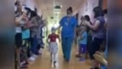Персонал больницы аплодирует девочке, победившей рак