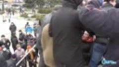Бандеровца поймали в Мариуполе 23.02.2014.mp4