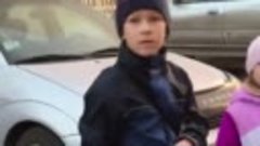 В Омске 9-летний мальчик пытается залатать яму на дороге.
