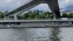 А я люблю парк Зарядье за этот Парящий мост над Москвой-реко...