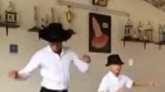 Учитель танцев с учеником (колумбийский стиль сальсы)