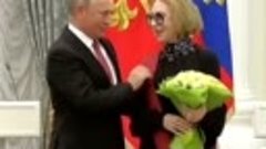 27.11.2018. «Путин - джентельмен»: Президент помог с лентой ...
