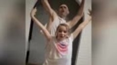Папа с дочкой на одной волне, покорили своим танцем!😃