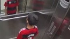 спас пса в лифте