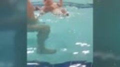 Первое плавание Алиночки в бассейне с бабушкой - тренером......