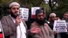 دکتر ملازاده در مقابل سفارت ایران در لندن در حمایت از زندانی...