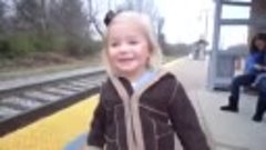Реакция маленькой девочки на прибывающий поезд _ mnogabukaff