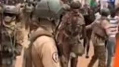 В Буркина-Фасо провожают военных которые выдвигаются на защи...