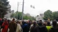 В Киеве полицейские вывели женщину с красной звездой на пило...