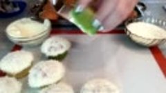 Кексы творожно-кокосовые с масляным кремом «Новогодняя Елочк...