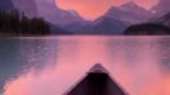 Рассвет на озере Малайн. Канада