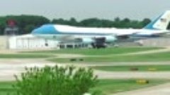 Посадка борта номер один Boeing 747-2G4B (VC-25A) с президен...