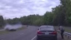 Police officer barely escapes high-speed car crash(360P).mp4
