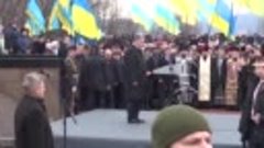 Порошенко произносит пламенную речь на митинге используя тел...