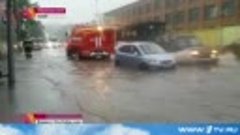 По затопленным улицам Владивостока катаются экстремалы