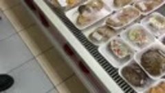 Усинск. В магазине Россия мышь кушает продукцию прямо на при...