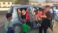 В Узбекистане женщина перевозила в легковой машине 25 детей