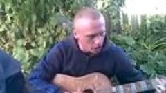 Санёк под гитару ломает песняк за армию