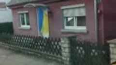 Украинский флаг уже на немецкой земле.
