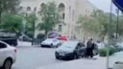 В Баку местные жители устроили автопробег с флагами России и...