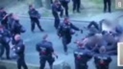 La polizia russa irrora di spray irritante e arresta pacific...