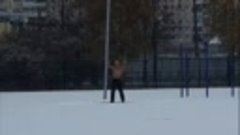 Мужчина в Петербурге очень рад выпавшему снегу