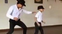 Учитель танцев с учеником (колумбийский стиль сальсы)