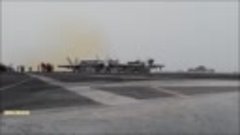 Взлет истребителей FA-18 и летающего радара E-2C Hawkeye с а...
