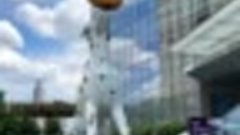 Статуя большого далматинца с такси на носу возле детской бол...