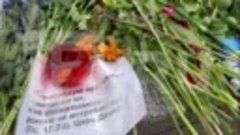 Люди несут цветы к посольству Израиля в Москве