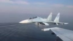 Красивый проход пары российских истребителей Су-30М2 над пов...