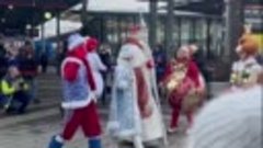 Снегурочка и Дед Мороз прибыли в Москву
