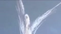 Российские летчики изобразили ангела в небе.