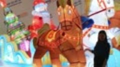 Дед Мороз в санях на тройке лошадей