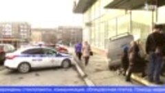 Иномарка влетела в торговый центр на улице Ленина