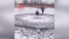 Рыбаки устроили карусель на льду