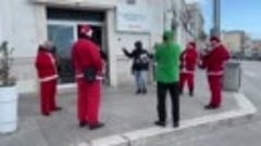 Рождественские музыканты в южно-итальянском городе Бари нака...