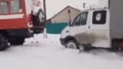 Буксующие машины и заваленные снегом дворы: ещё кадры из Чел...
