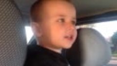 Мальчишка душевно поёт в машине! Чудо)