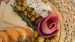 Сырная тарелочка с оливками
