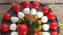 Помидоры черри, сыр моцарелла, оливки и шпажки