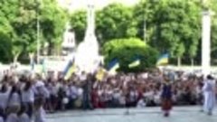 На улицы Харькова вышли тысячи людей в вышиванках