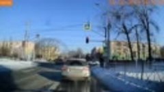 Столкновение на перекрестке в Омске — пешеходы едва успели о...