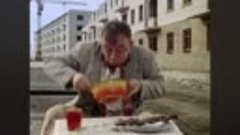 Кто не работает, тот ест. Это было в СССР.
