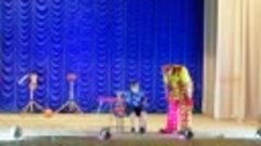 Выступление на сцене ДК с весёлым клоуном 