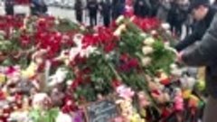 🥀Очень много людей несут цветы к мемориалу возле «Крокус Си...